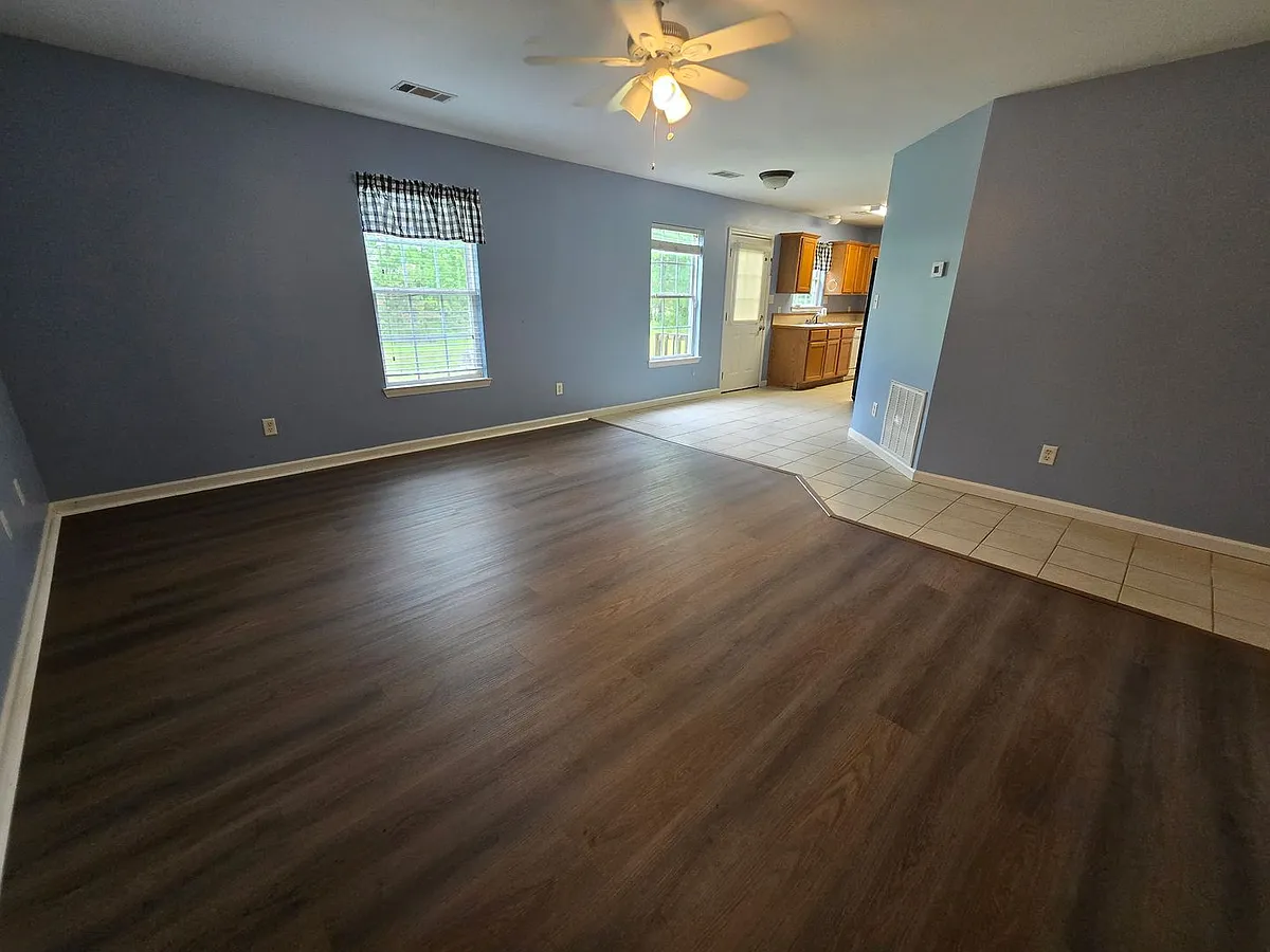 Building Photo - 208 N Glenn Oak Dr