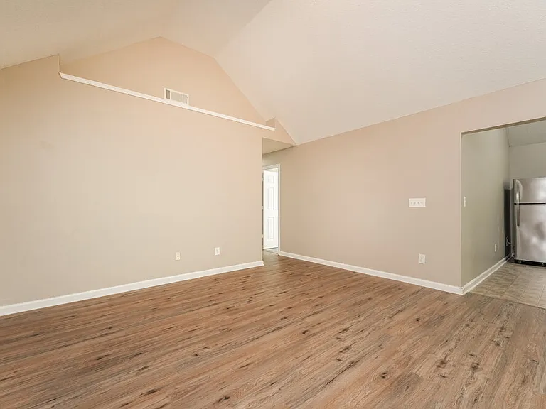 804 Hillandale Ln — Photo 5