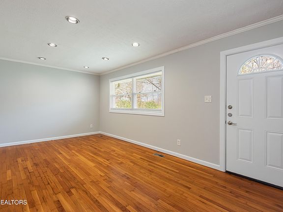 5th image of 3917 Oakwood Ln
