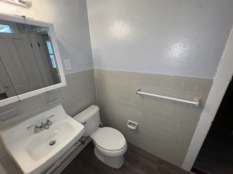 Bathroom (angle 3)