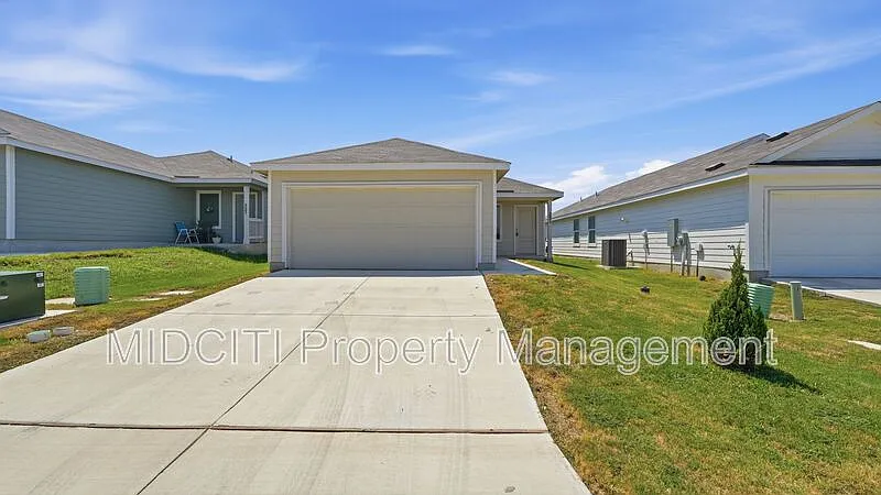 3 bed, 2.0 bath, 1266 sqft, $1,550 — Photo 1