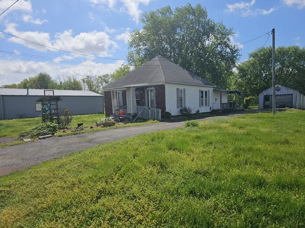 607 Filbert St, Odin, IL 62870