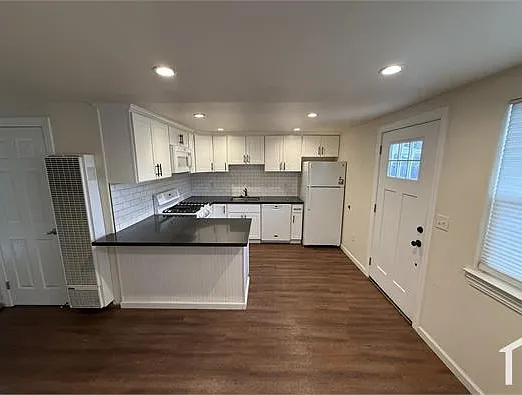 20 Lone Pine Ave — Photo 1