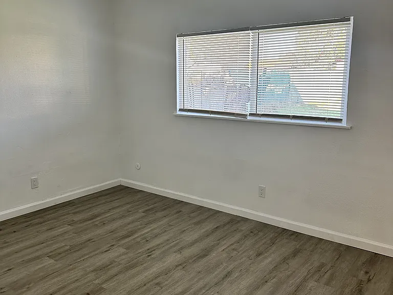 1722 Linda Ave E — Photo 9