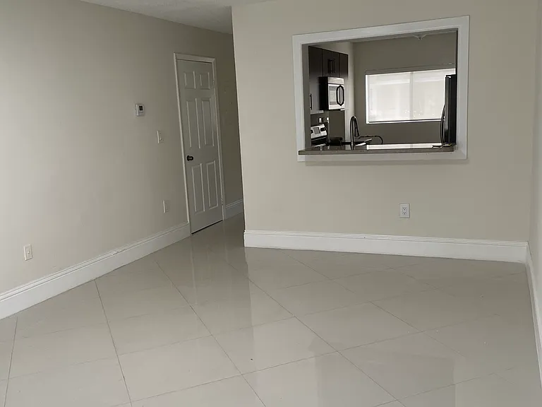 9441 Palm Cir S #9441 — Photo 4