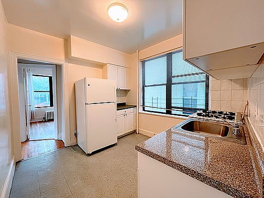 2nd image of 2605 14th Pl APT 1L
