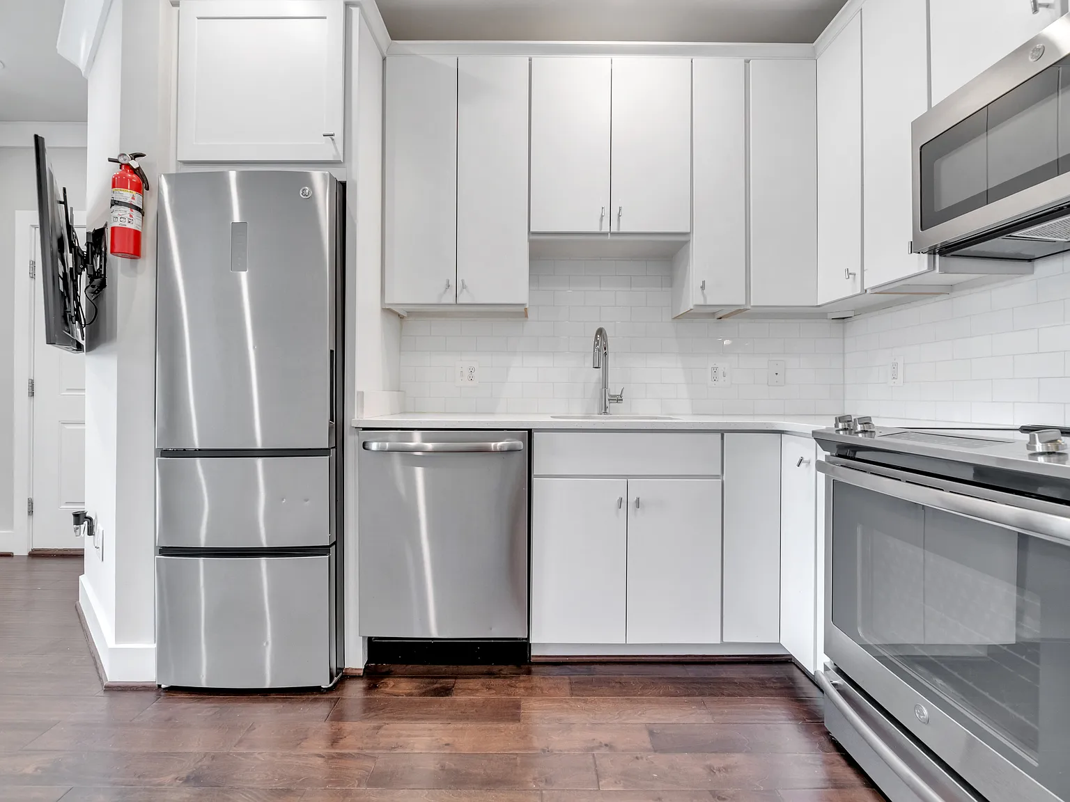 1 Bed / 1 Bath Plus Den Condo Available August 5th — Photo 1
