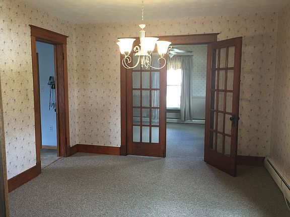 Dining room w New carpet!