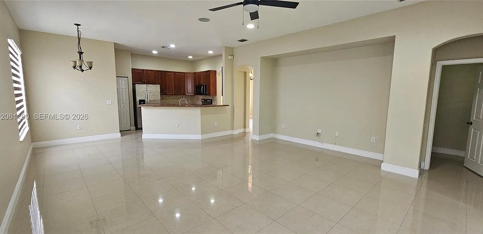 5 bed, 2552 sqft, $4,000 — Photo 4