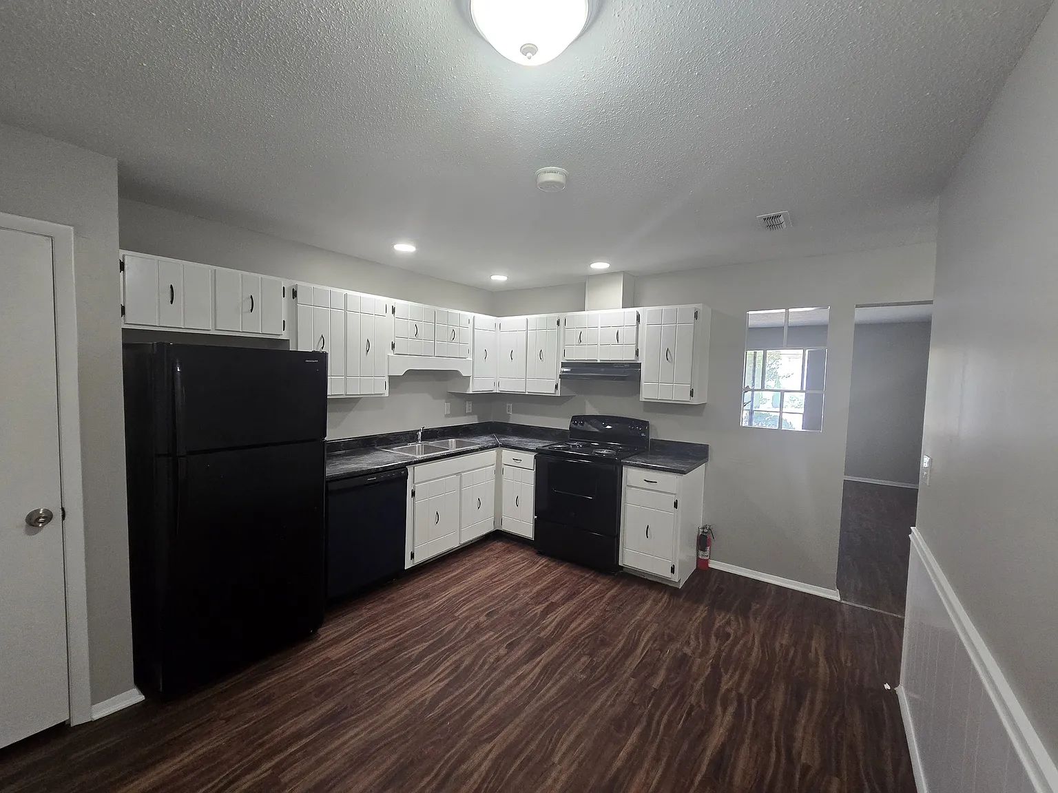 2 bed, 848 sqft, $1,300 — Photo 2