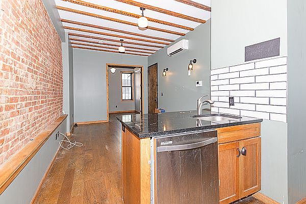 1st image of 202 Montrose Ave #1L