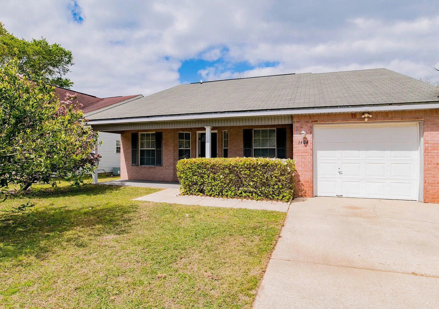 3 bed 2 bath home off Creighton Rd — Photo 1