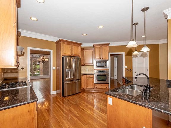 4th image of 1823 Kelton Ln