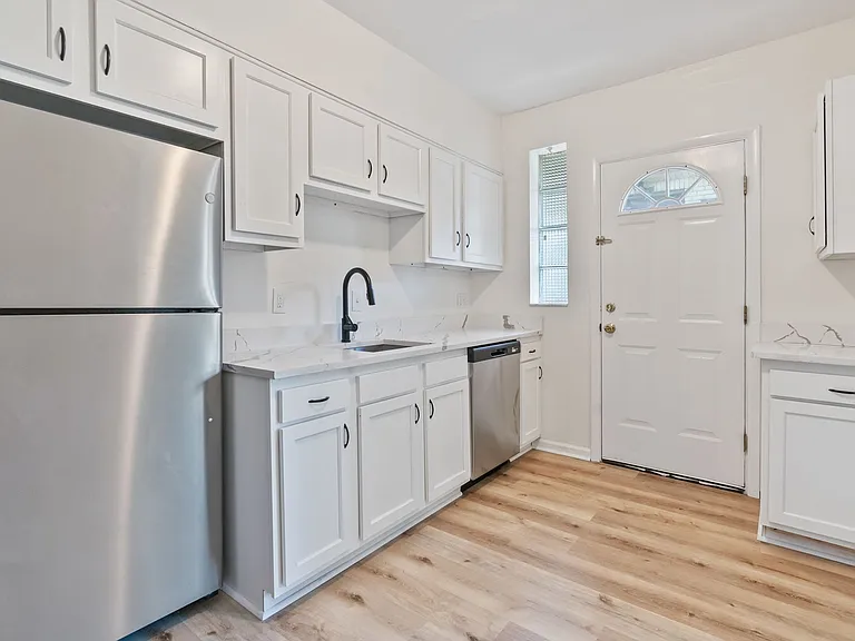 Charming & Fully Updated 2 Bed/1 Bath Home In Heart Of Beechview — Photo 12