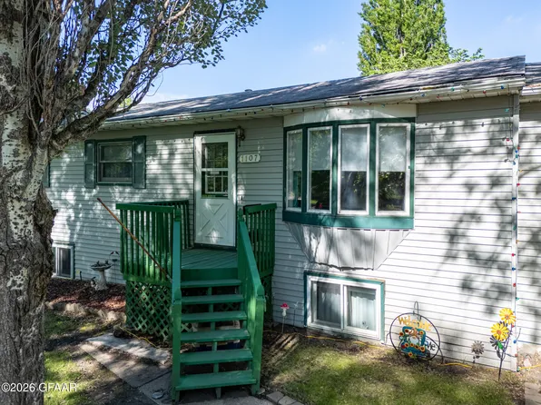 1107 S 19th St, Grand Forks, ND 58201