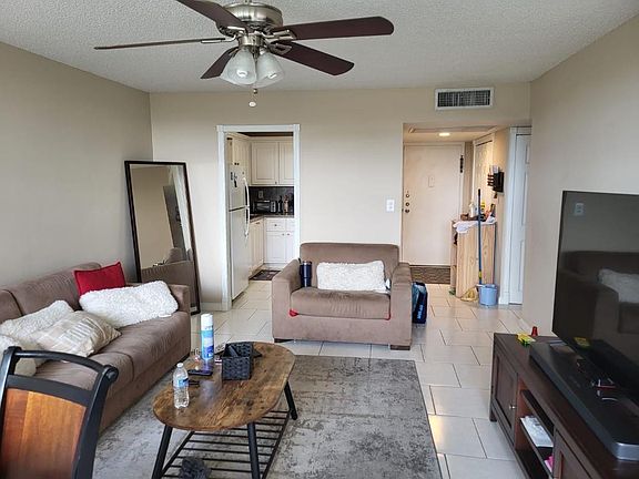 2nd image of 2781 Taft Street #402