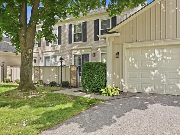 1204 Kings Cove Dr, Rochester, MI 48306