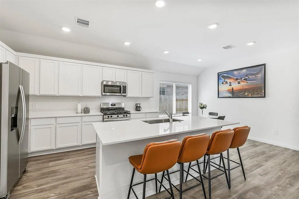 3 bed, 2.0 bath, 19000 sqft, $1,434 — Photo 4