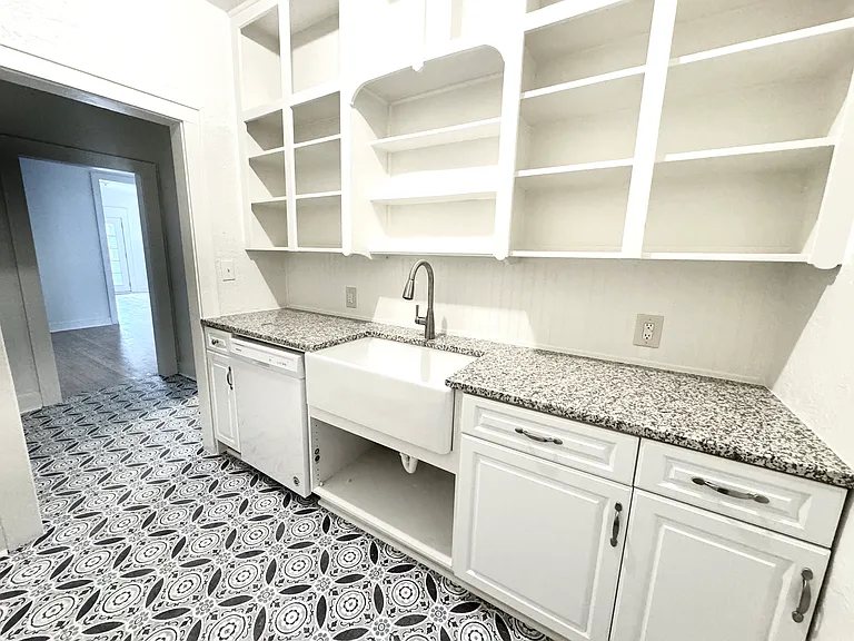 812 NW 23rd St — Photo 6