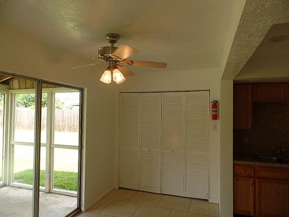 Convenient laundry closet with electric and gas washer/dryer