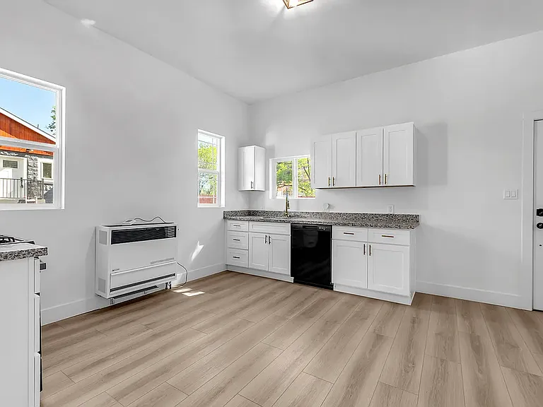 950 W 7th St #1 — Photo 16