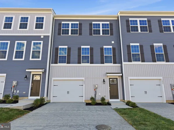 1084 Meadowlark Dr, Fogelsville, PA 18051