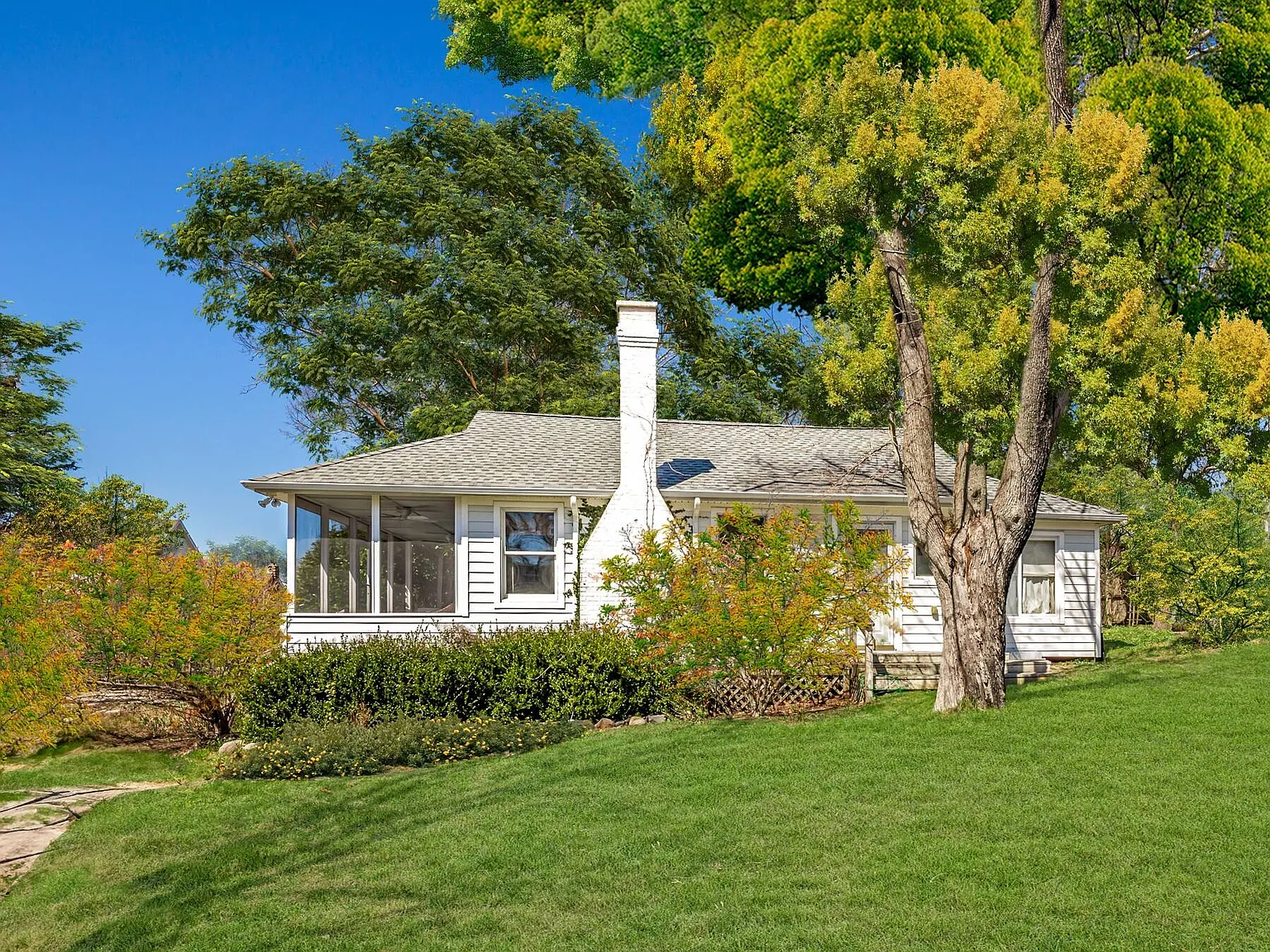Adorable Beach Cottage Available For Rent in Southampton — Photo 1