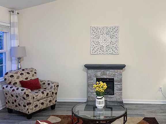 4th image of 136 Emerald Dr