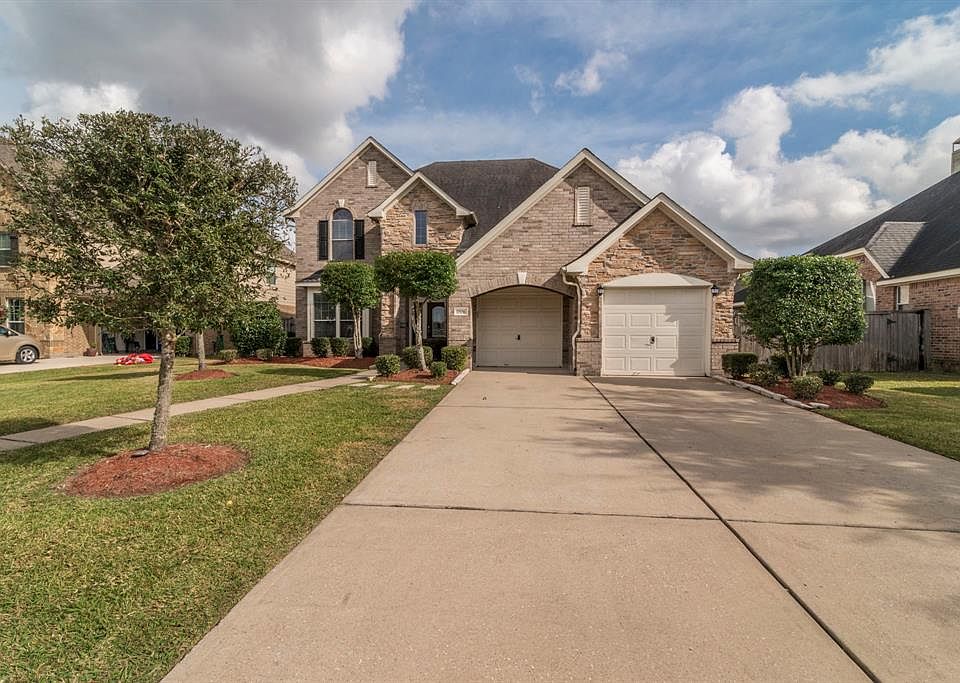 Gorgeous curb appeal!