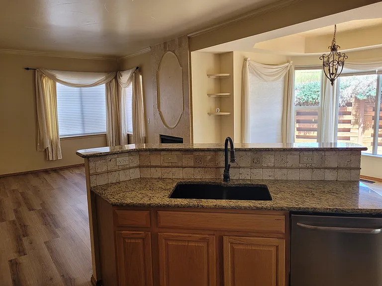 2041 Sandhurst Dr — Photo 15