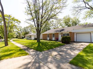 301 E Maxon Ln, Streamwood, IL 60107