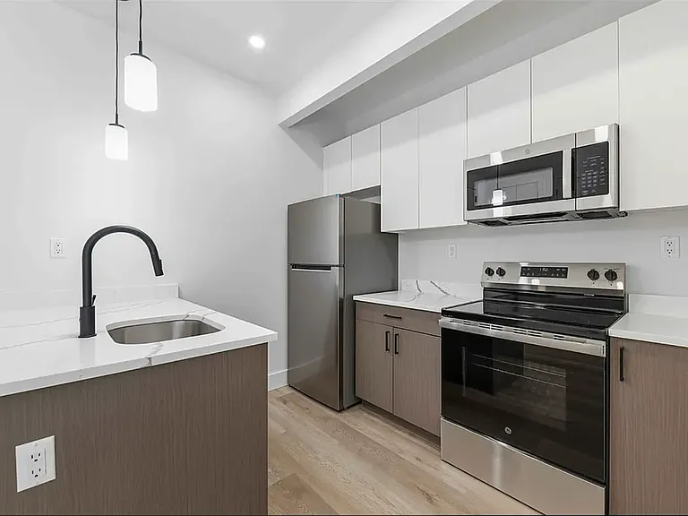 89-25 162nd St #301 — Photo 8