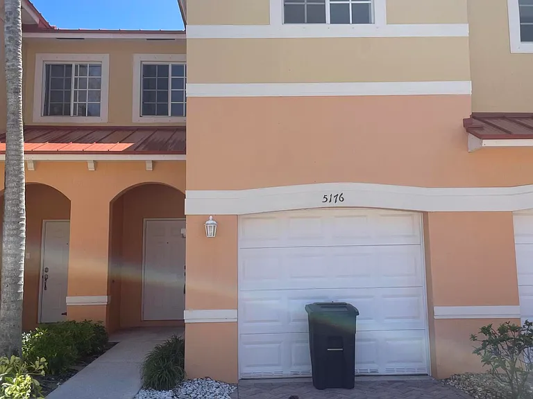 5176 SE Mariner Garden Cir — Photo 1