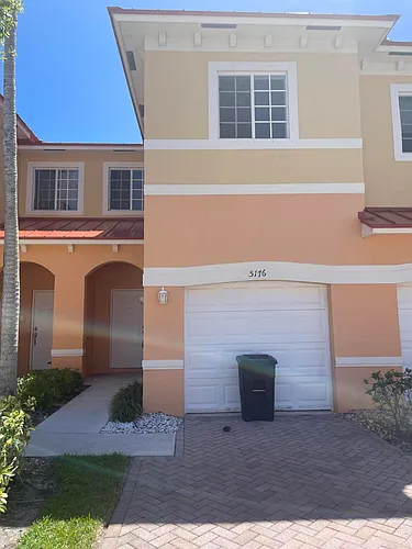 5176 SE Mariner Garden Cir Photo 1