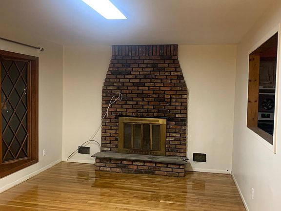 4th image of 1044 N Broadway