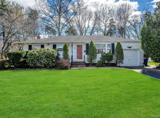 5 Vegas Court, Plainview, NY 11803