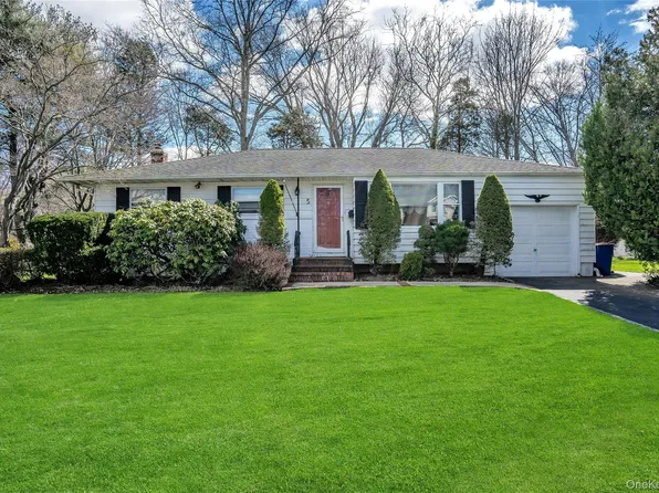 5 Vegas Court, Plainview, NY 11803