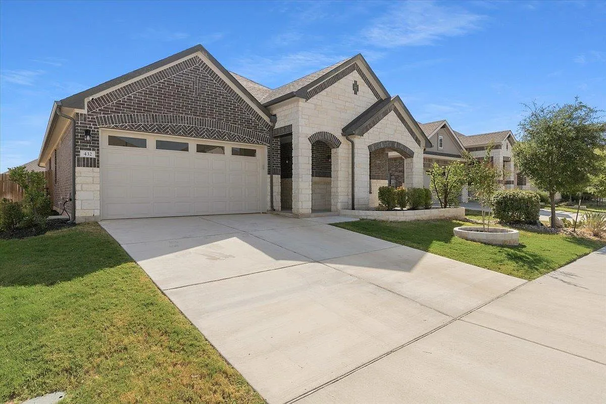 4 bed, 2.0 bath, 2123 sqft, $2,799 — Photo 2