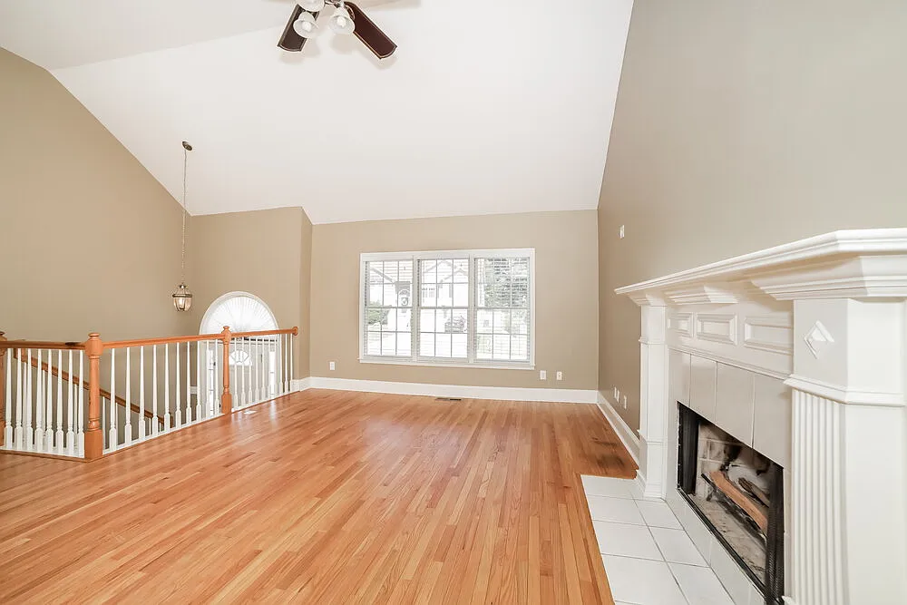 3 bed, 3.0 bath, 1952 sqft, $3,270 — Photo 4