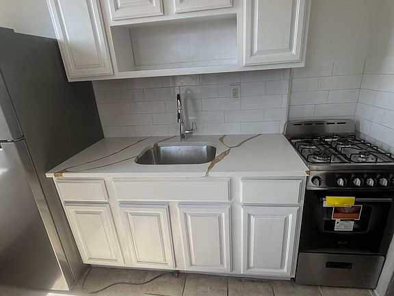 3rd image of 61 N Grove St APT 1