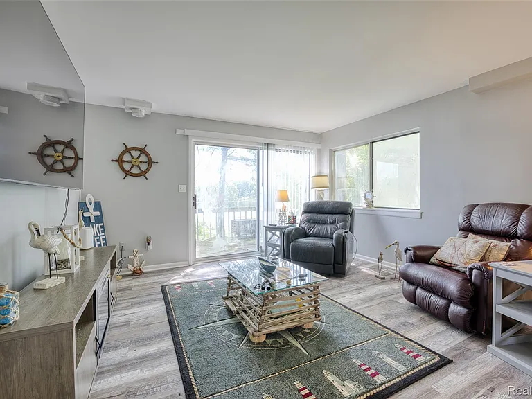 4165 Highcrest Dr — Photo 16