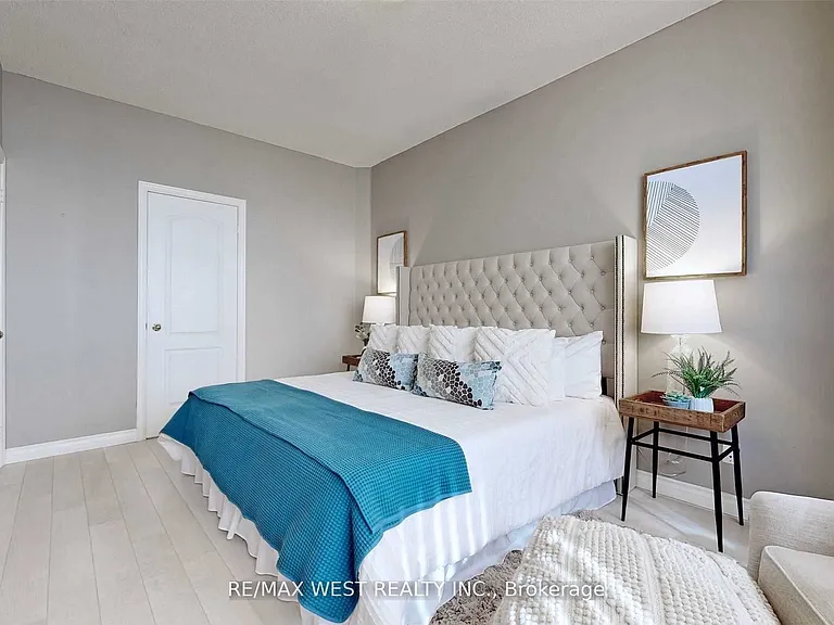 555 Yonge St #604 — Photo 13