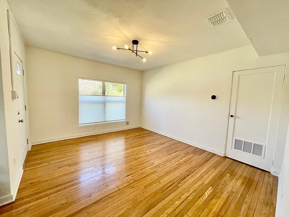 Living room, view 1.