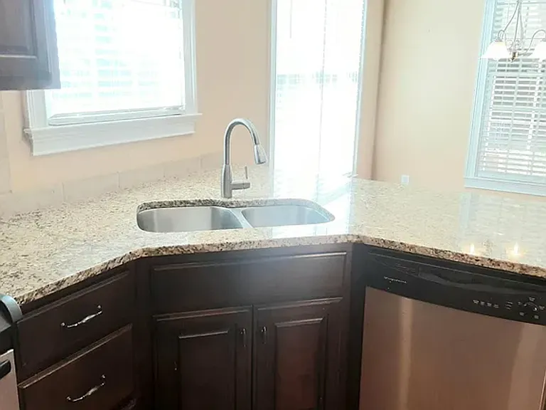 1070 Camden Park Dr — Photo 3