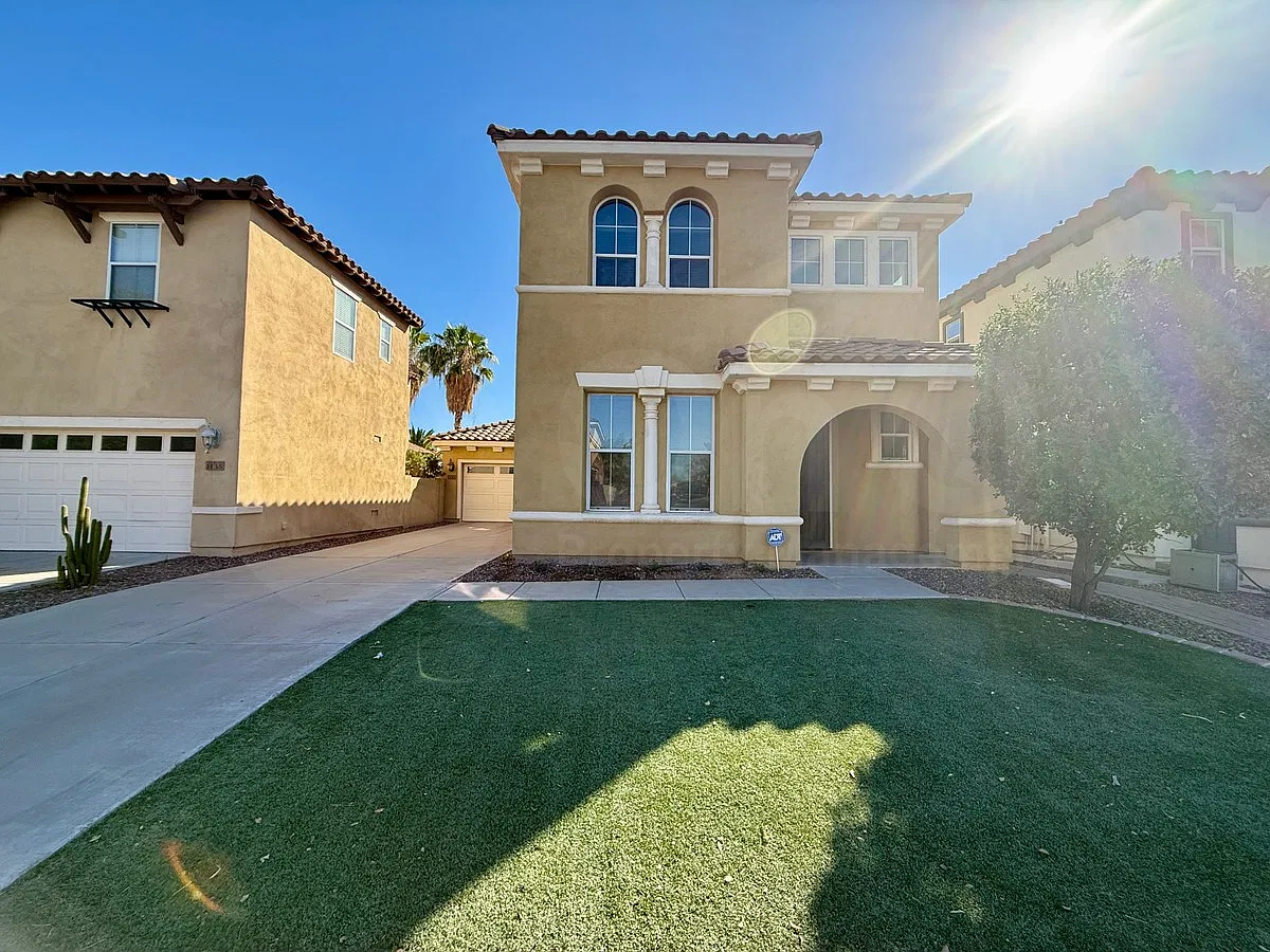3 bed, 2.5 bath, 2001 sqft, $2,500 — Photo 2