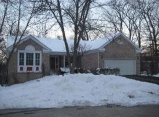 10 Dartmouth Ct, Streamwood, IL 60107
