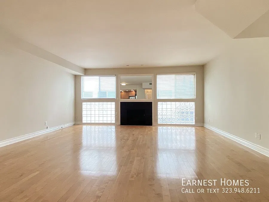3+2.5 Charming Lower-Level Condo in the Heart of West L.A. — Photo 2