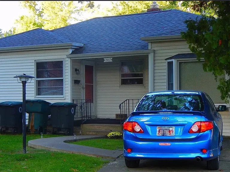 1517 N Woodridge Ave — Photo 1