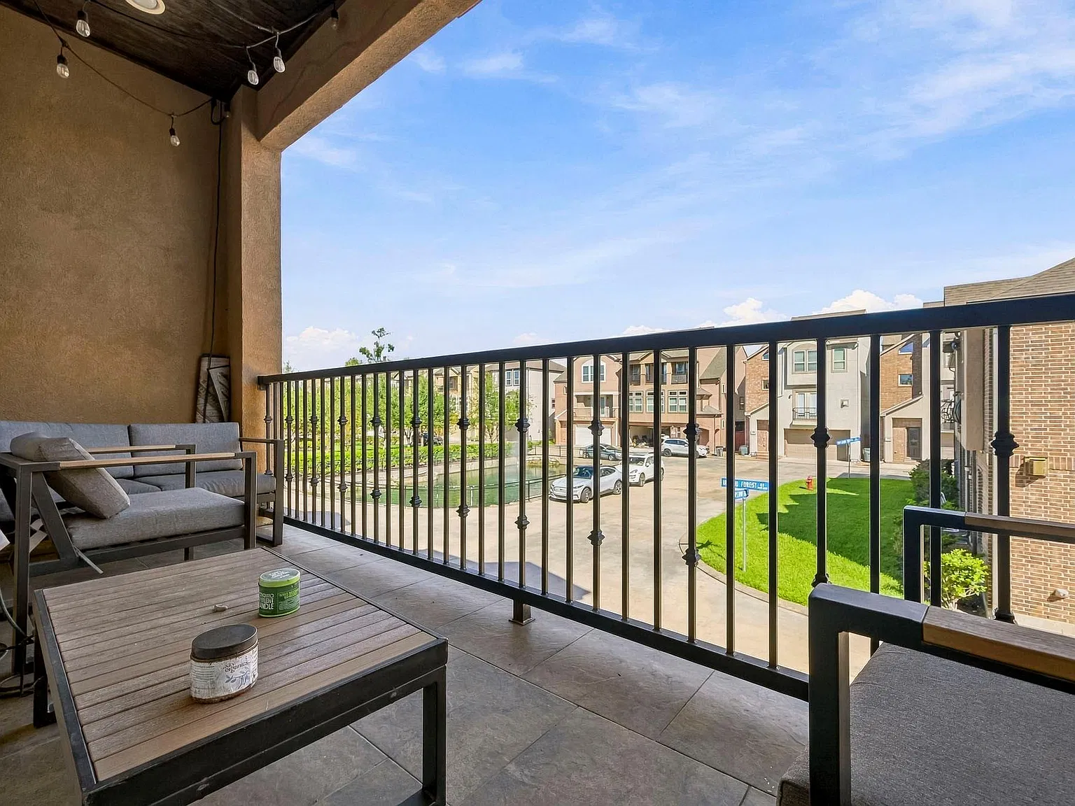 4 bed, 4.0 bath, 2441 sqft, $3,700 — Photo 3