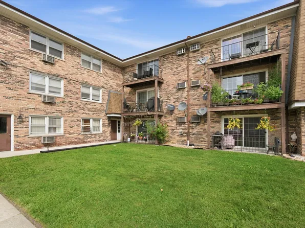 9817 Nottingham Ave APT 304, Chicago Ridge, IL 60415